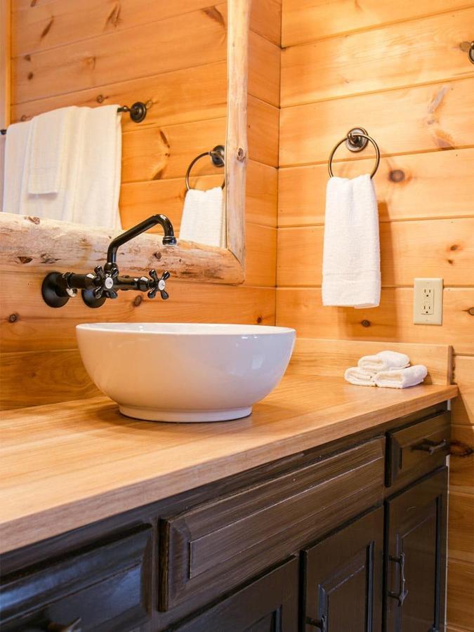 Farmhouse Suites By Amish Country Lodging Millersburg Esterno foto
