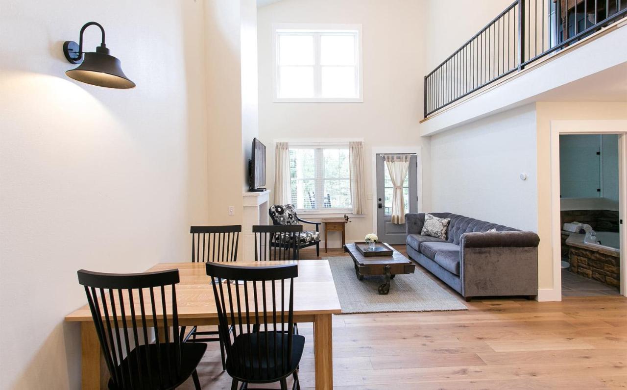 Farmhouse Suites By Amish Country Lodging Millersburg Esterno foto