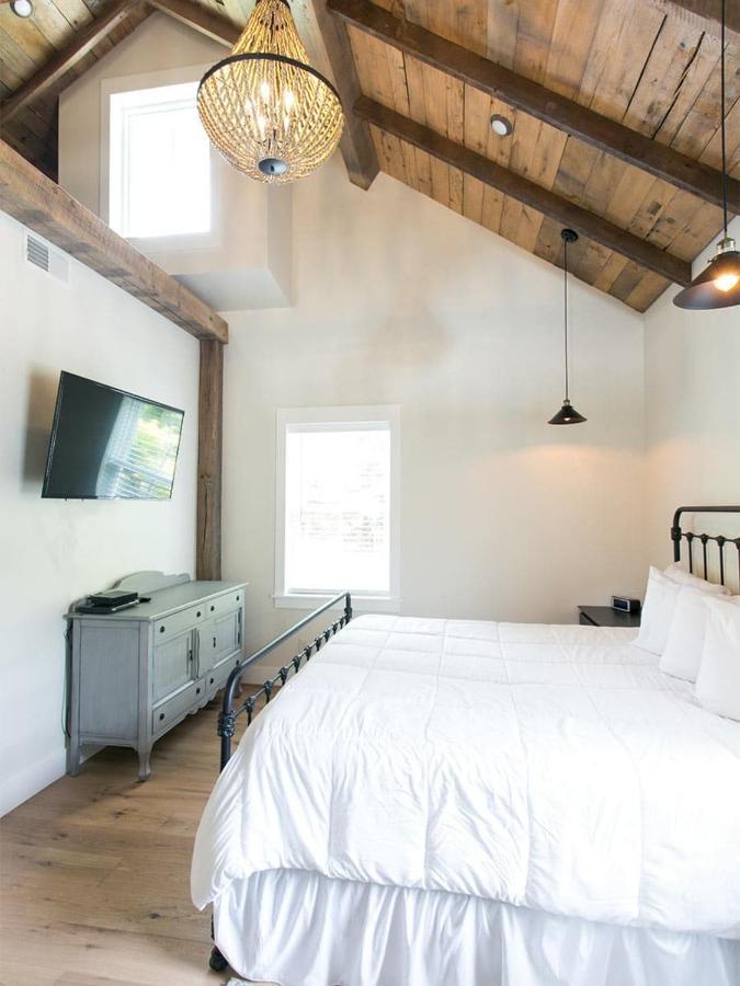 Farmhouse Suites By Amish Country Lodging Millersburg Esterno foto