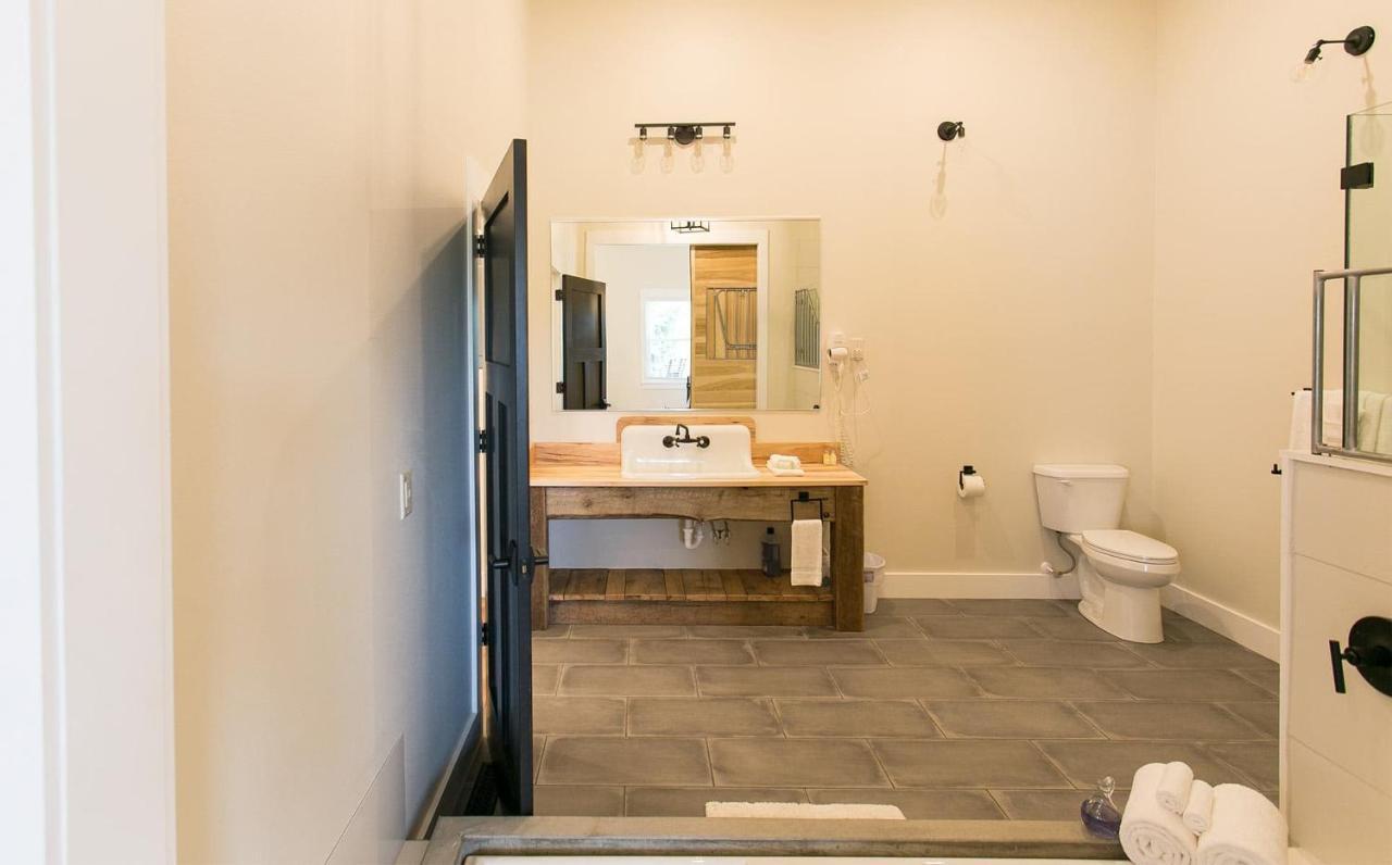 Farmhouse Suites By Amish Country Lodging Millersburg Esterno foto