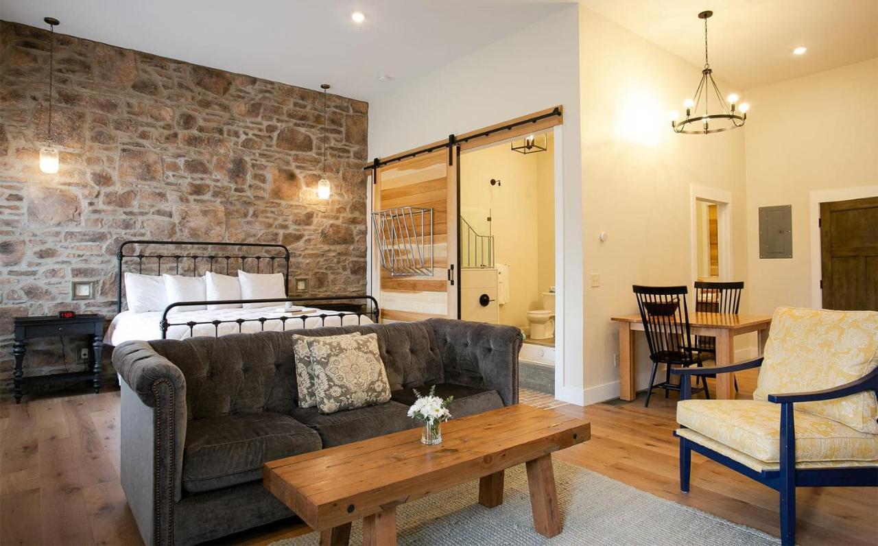 Farmhouse Suites By Amish Country Lodging Millersburg Esterno foto